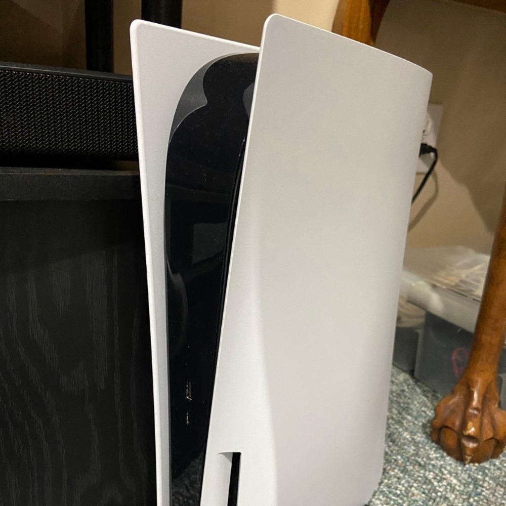 PlayStation 5 - Picture 2 of 2